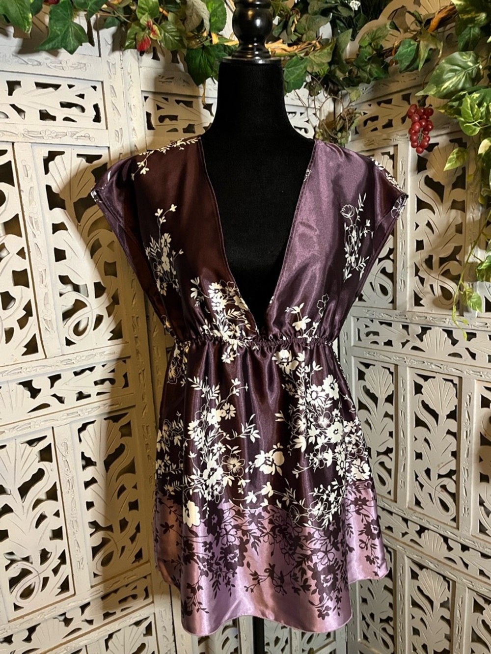 CHARLOTTE RUSSE PRETTY SHADES OF PURPLE WITH A FLORAL PATTERN SLEEVELESS TOP
